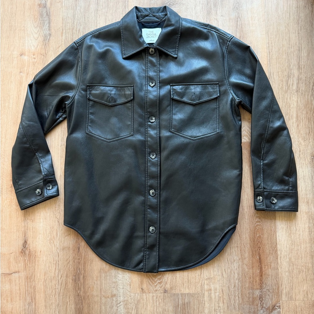 Wilfred | The Ganna Shirt Jacket | Aritzia | Black Faux Leather Button-Up Shirt